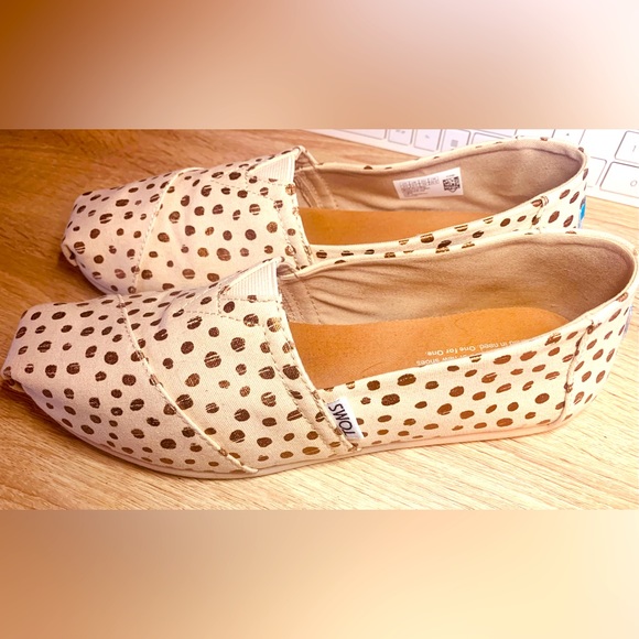 EUC Toms natural and rose gold polka dots Size 8.5W - Picture 2 of 5